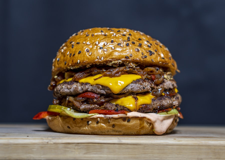 暗がりでチーズがとろけるダブルチーズバーガー